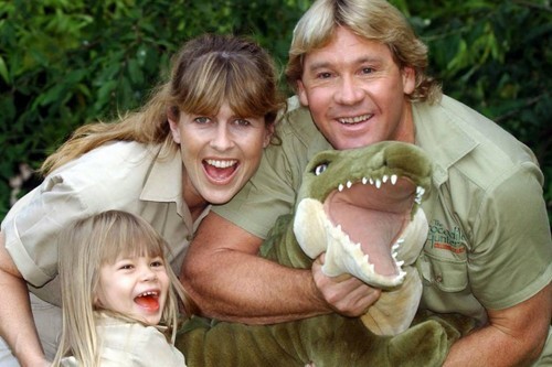 “Thợ săn cá sấu” Steve Irwin là một trong những nạn nhân của vụ  sinh vật tấn công người kinh hoàng trên thế giới. Cuộc chạm trán giữa ông và những con cá sấu hay các loại sinh vật nguy hiểm khác như rắn độc,... luôn khiến người xem kinh hãi. Tuy nhiên, năm 2006, Steve Irwin đã tử vong do bị cá đuối tấn công khi đang đóng một bộ phim tài liệu.