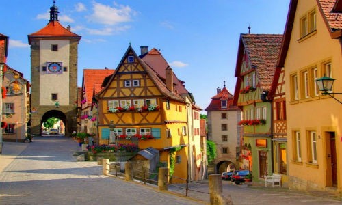 Nhắc đến “ xứ sở thần tiên” trước hết phải kể đến Rothenburg. Rothenburg là một thị trấn nhỏ của Đức nằm ở vùng Bavaria, Franconia. Đây vốn là một thị trấn được bảo tồn từ thời trung cổ và là một địa điểm thu hút khách du lịch trên thế giới.