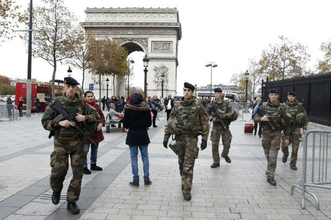 Binh sĩ tuần tra ở khu vực trước Khải Hoàn Môn ở Paris, Pháp ngày 16/11, sau vụ khủng bố liên hoàn ở Paris đêm 13/11 khiến ít nhất 129 người thiệt mạng. Đến nay, các nhà chức trách đã bắt giữ được nhiều  nghi can khủng bố.