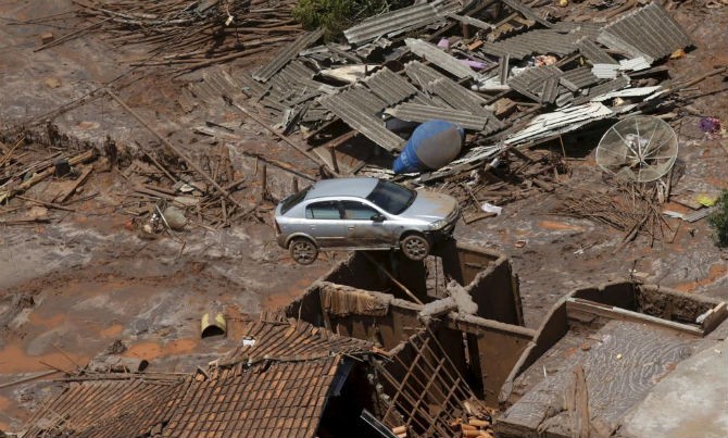 Sự cố vỡ đập hồ chứa nước thải ở Brazil là một trong những  thảm họa kinh hoàng năm 2015. Ảnh: Đống đổ nát ở quận Bento Rodigues sau khi đập chứa nước thải của công ty Vale SA và BHP Billiton bị vỡ ở Mariana ngày 10/11/2015.