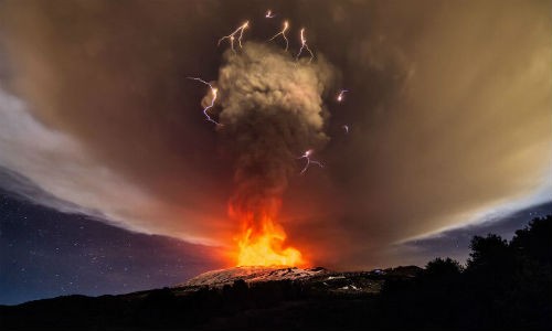 Hình ảnh  núi lửa Etna của Italy phun trào ngày 3/12/2015 giữa lúc cơn bão ập đến với tia sét lóe sáng trên bầu trời tạo nên cảnh đẹp kỳ diệu.