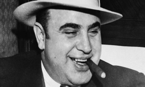 Al Capone là một trong những  "bố già" khét tiếng nhất mọi thời đại. Gã gangster người Mỹ này đứng đầu tổ chức tội phạm Chicago Outfit, chuyên buôn lậu rượu cùng các hoạt động bất hợp pháp khác. Al Capone phạm nhiều tội khác nhau, từ buôn bán ma túy, mại dâm hay giết người.