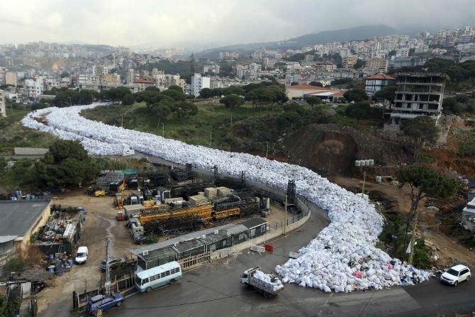 Ảnh từ trên cao chụp một  “dòng sông” rác ở Jdeideh, thủ đô Beirut, Lebanon, ngày 23/2/2016. Nước này đối mặt với cuộc khủng hoảng rác thải kéo dài suốt 6 tháng qua.