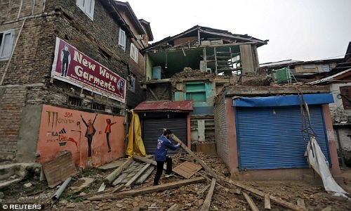 Trận  động đất có cường độ 7,1 độ Richter làm rung chuyển Nam Á, nhiều tòa nhà ở Pakistan, Afghanistan và Ấn Độ rung lắc.