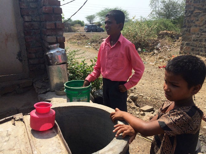  Hạn hán nghiêm trọng  ở Ấn Độ, đặc biệt là khu vực Marathwada, bang Maharashtra. Nhiệt độ tăng lên mức 40 độ C ở một số khu vực và chỉ giảm xuống 38 độ C vào ban đêm. Ảnh: Những đứa trẻ ở làng Belkund, khu vực Marathwada, uống nước chưa được lọc. Tình trạng này có thể khiến chúng mắc một số bệnh như tiêu chảy hay sỏi thận.