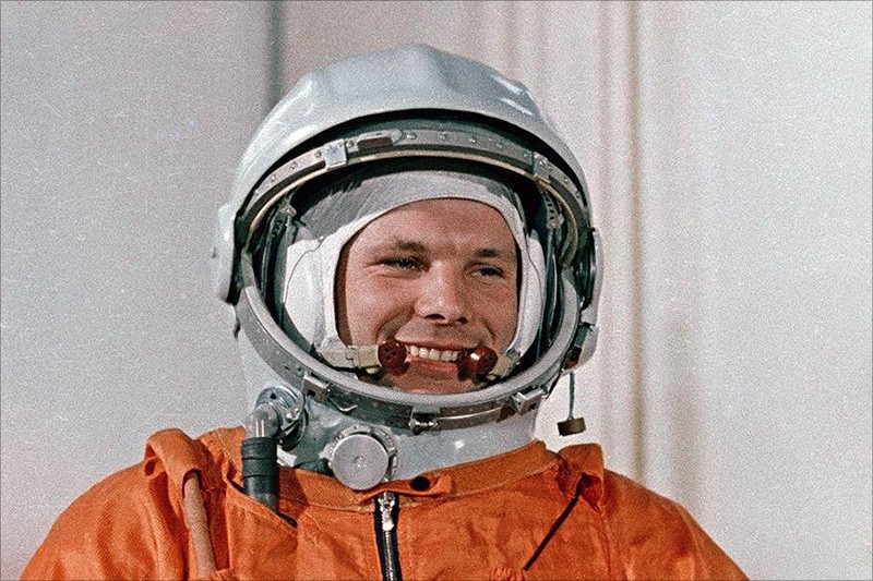 Theo nhiếp ảnh gia này, trong một số bức ảnh, trên chiếc mũ bảo hiểm của nhà du hành Yuri Gagarin không có dòng chữ CCCP màu đỏ.