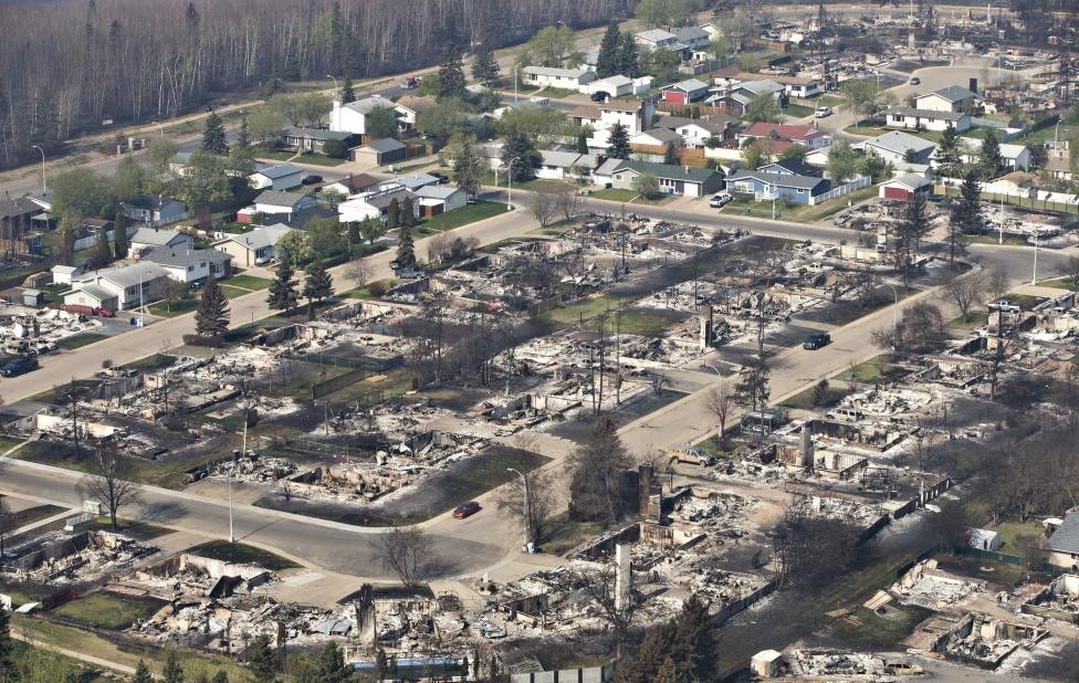 Vụ cháy rừng ở Canada đã thiêu rụi nhiều khu vực tại thị trấn Fort McMurray, tỉnh Alberta.