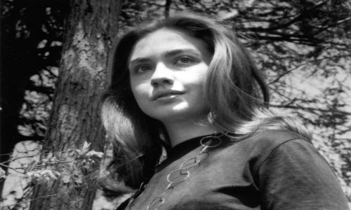 Sau khi hoàn tất chương trình trung học vào năm 1965, cựu Ngoại trưởng Mỹ  Hillary Clinton đã ghi danh vào Đại học Wellesley ở tiểu bang Massachusetts (Mỹ). Ảnh chụp bà Clinton bên hồ Waban của trường Wellesley khi bà còn là sinh viên.