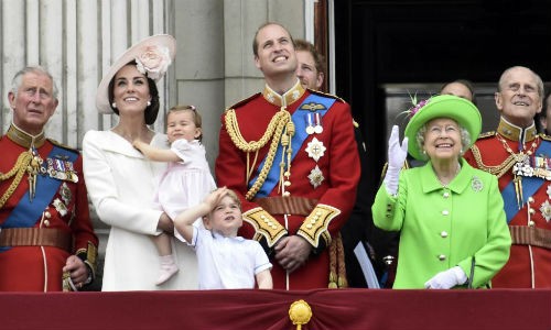 Các thành viên trong gia đình Hoàng gia Anh (từ trái sang): Thái tử Charles, Công nương Kate Middleton bế tiểu công chúa Charlotte, Hoàng tử bé George, Hoàng tử William,  Nữ hoàng Anh Elizabeth II và Hoàng tế Philip đứng ở ban công cung điện Buckingham theo dõi một buổi biểu diễn sau cuộc diễu hành thường niên Trooping the Colour mừng sinh nhật lần thứ 90 của Nữ hoàng hôm 11/6.