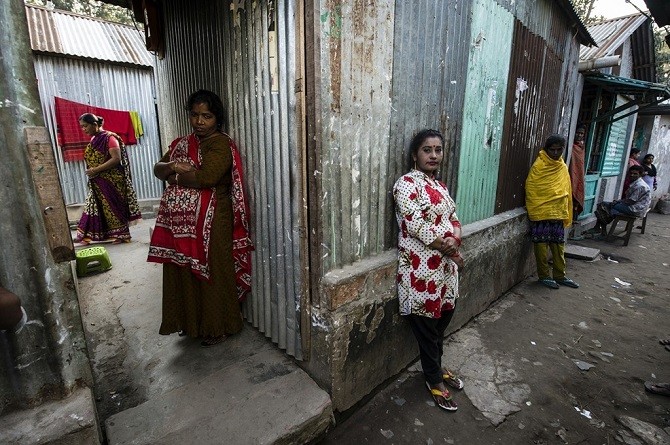  Nhà thổ Kandapara nằm ở Tangail, miền Trung Bangladesh. Nó tồn tại trong suốt 200 năm trước khi bị đóng cửa năm 2014. Tuy nhiên, các tổ chức phi chính phủ đã hỗ trợ lập lại Kandapara vì nhiều phụ nữ sinh ra, lớn lên ở đây không còn nơi nào khác mưu sinh khi nó biến mất.