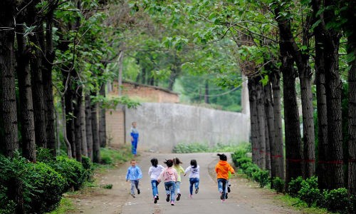 Từ tháng 12/2011, ngôi trường dành cho  trẻ nhiễm HIV ở Trung Quốc mang tên Ruy băng Đỏ Lâm Phần ở thị trấn Lâm Phần, tỉnh Sơn Tây, trở thành nơi dạy dỗ và điều trị miễn phí cho những trẻ bị nhiễm HIV/AIDS đến từ khắp nước này.