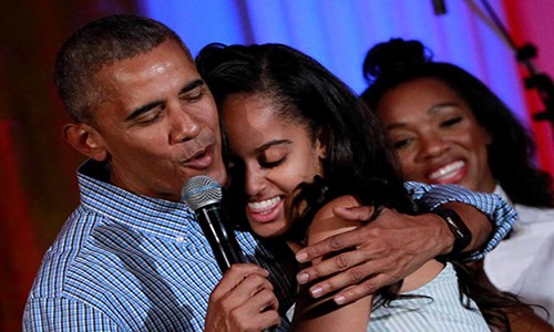 Tổng thống Mỹ Barack Obama chúc mừng sinh nhật lần thứ 18 của cô con gái lớn Malia Obama trong buổi lễ kỷ niệm ngày Quốc khánh 4/7 tại Nhà Trắng, Washington, ngày 4/7/2016. Cô  con gái lớn của Tổng thống Obama ngày càng xinh đẹp và trưởng thành theo thời gian.