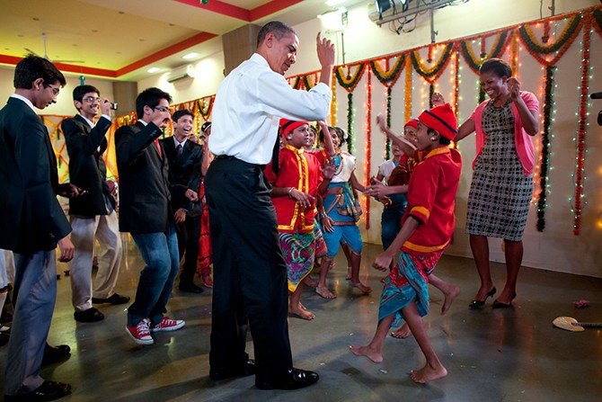 Tổng thống Obama tham gia một điệu nhảy cùng những em nhỏ ở Mumbai, Ấn Độ.