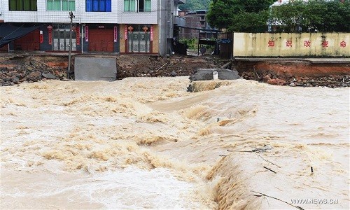 Các nhà chức trách cho hay,  siêu bão Nepartak kèm theo mưa lớn đã đổ bộ vào tỉnh Phúc Kiến vào 13h45 ngày 9/7 với sức gió mạnh khoảng 100 km/giờ.