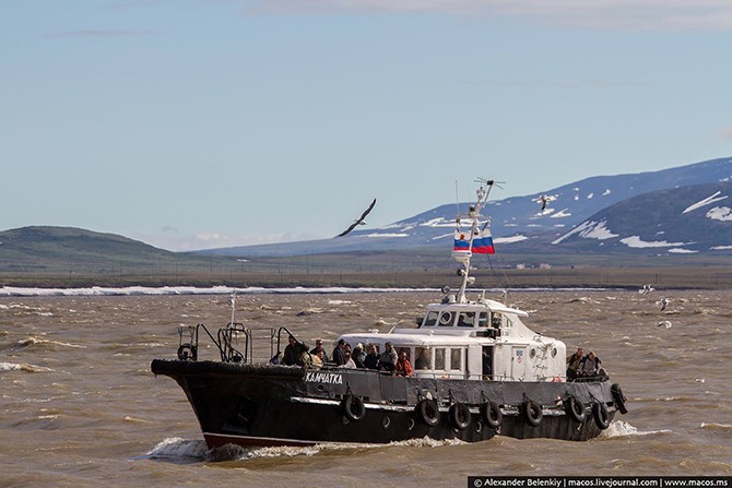 Vào mùa hè, từ sân bay Anadyr, để tới được thành phố rực rỡ nhất nước Nga này, du khách có thể đi bằng tàu.