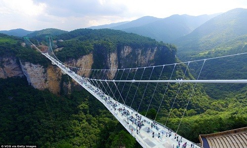 Cầu kính cao nhất thế giới ở Trung Quốc bắc qua hẻm núi lớn ở Công viên Rừng Quốc gia Trương Gia Giới, tỉnh Hồ Nam.