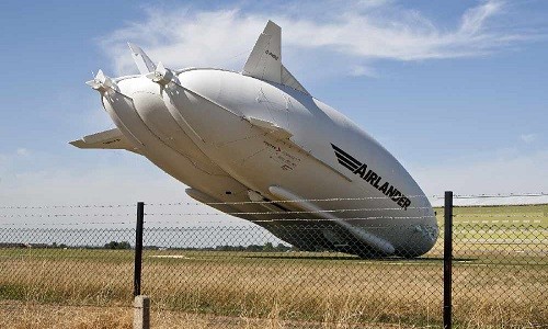 Chiếc  máy bay lớn nhất thế giới Airlander 10 đã bị mất lái và bất ngờ đâm sầm vào cột điện khi đang hạ cánh xuống sân bay ở Anh hôm 24/8.