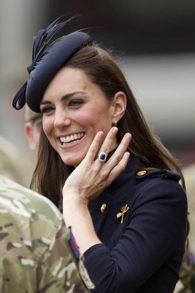 Chiếc nhẫn mà Hoàng tử William dùng để cầu hôn  Kate Middleton vào năm 2010 là kỷ vật mà mẹ của Hoàng tử William, Công nương Diana, để lại. Chiếc nhẫn này từng được em trai của Hoàng tử William là Hoàng tử Harry cất giữ sau khi Công nương Diana qua đời năm 1997.