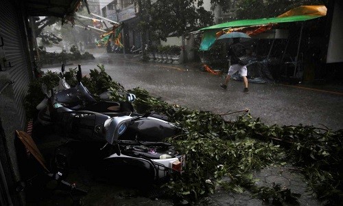 CNA đưa tin,  siêu bão Megi mang theo mưa lớn và sức gió giật mạnh lên tới 230 km/h đã đổ bộ vào thành phố Hoa Liên, Đài Loan, vào khoảng 2h chiều ngày 27/9 (giờ địa phương). Ảnh: Những chiếc xe máy nằm ngổn ngang bên đường sau khi bão Megi quét qua thành phố Hoa Liên. (Nguồn: Reuters).