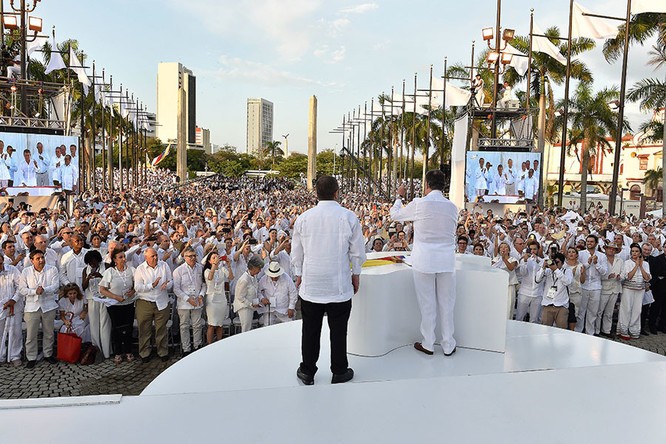 Tổng thống Colombia Juan Manuel Santos và lãnh đạo Lực lượng Vũ trang Cách mạng  Colombia (FARC) Timoleon “Timochenko” đứng trước đám đông tại thành phố ven biển Cartagena hôm 26/9/2016 khi hai bên ký thỏa thuận hòa bình chấm dứt cuộc xung đột kéo dài hơn 50 năm qua.