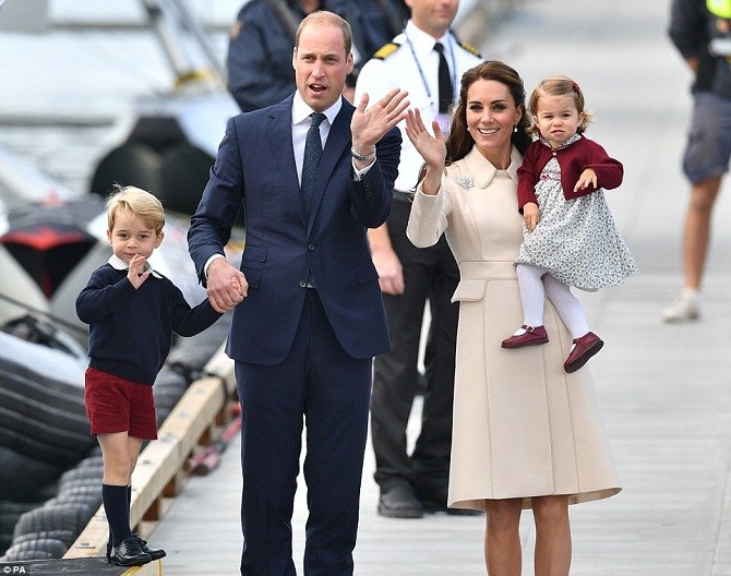 Công nương Kate Middleton và Hoàng tử William cùng hai con là Hoàng tử nhí George và Công chúa nhí Charlotte vẫy chào mọi người trước khi rời Canada về nước Anh hôm 2/10.