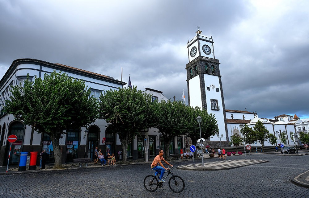 Sao Miguel sở hữu những cảnh đẹp nguyên sơ với những bãi biển tuyệt đẹp là địa điểm thu hút khách du lịch. Ảnh: Khu đô thị Ponta Delgada trên  đảo Sao Miguel.