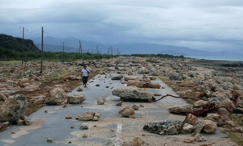  Siêu  bão Matthew đổ bộ vào Cuba và Haiti đã gây thiệt hại nặng nề cho hai quốc gia này. Ảnh: Những tảng đá phủ kín một đoạn đường cao tốc ở tỉnh Guantanamo, Cuba, hôm 5/10 sau khi bão Matthew đi qua.