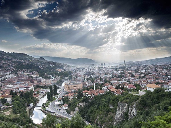 Thủ đô Sarajevo của quốc gia Bosna và Hercegovina là một trong những  điểm du lịch tuyệt vời ở Châu Âu có thể chưa được nhiều du khách biết tới. Nơi đây có nhiều viện bảo tàng, nhà thờ,... cho du khách khám phá.