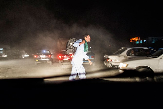 Một thanh niên Afghanistan chỉ mang theo chiếc ba lô chuẩn bị lên xe buýt tại bến xe Kabul-Kandahar, điểm khởi đầu trong chuyến hành trình dài đầy nguy hiểm tới “miền đất hứa” Châu Âu.