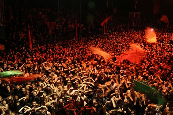 Hàng nghìn người Hồi giáo theo dòng Shiite tham gia vào  lễ hội Ashoura trong tháng Muharram tại thủ đô Tehran, Iran.