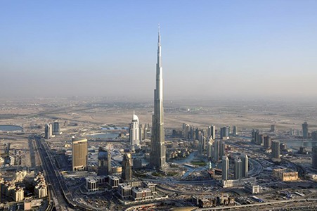 Tòa nhà chọc trời Burj Khalifa ở thành phố Dubai thuộc Các Tiểu vương quốc Ả-rập Thống nhất (UAE) là  tòa nhà cao nhất thế giới hiện nay, với chiều cao lên tới 829 mét.