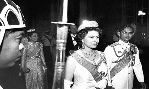 Nữ hoàng Anh Elizabeth II, sinh ngày 21/4/1926, thừa kế ngai vàng vào ngày 6/2/1952 sau cái chết của cha mình là vua George VI. Trong ảnh, Nữ hoàng Anh đi bộ cùng với  nhà vua Thái Lan vừa băng hà Bhumibol Adulyadej tại Bangkok năm 1972. (ảnh: AP)