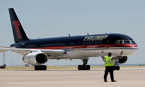 'Trump Force One' rất dễ nhận biết bởi tên chủ nhân được in đậm hai bên máy bay. Chiếc Boeing 757-2J4ER của ông  Donald Trump cất cánh lần đầu tiên vào tháng 5/1991, khi đó nó thuộc Sterling Airlines. Vài năm sau, nó gia nhập đội bay của hãng hàng không TAESA của Mexico.