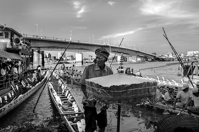 Lễ hội nước Bon Om Touk ở Campuchia kéo dài ba ngày vào dịp trăng tròn của tháng Mười Một. Lễ hội này được tổ chức để kỉ niệm một sự kiện thiên nhiên: Dòng nước chảy ngược của Biển Hồ Campuchia.