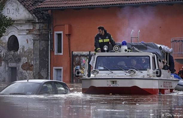 Tình trạng ngập lụt kinh hoàng ở Italy xảy ra sau khi những cơn mưa lớn liên tục trút xuống khu vực miền bắc nước này. Ảnh: Getty Images.