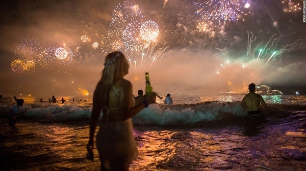 Ngày 1/1, pháo hoa sáng rực bầu trời bãi biển Copacabana ở thành phố Rio de Janeiro, Brazil, vào dịp Năm Mới. Có thể nói, nhiều  sự kiện thế giới nổi bật đã xảy ra trong 3 tháng đầu năm 2016.