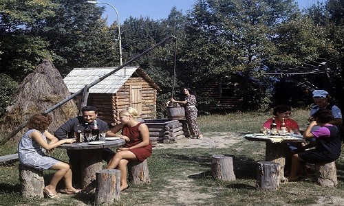 Các vị khách bên trong nhà hàng Zelyony Popugay ở Sochi,  Liên Xô, năm 1970.