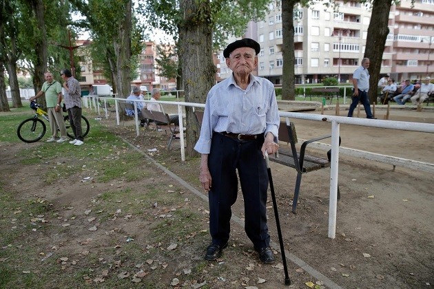 Hầu hết các  cụ già trên trăm tuổi ở Tây Ban Nha mà phóng viên Comas có cơ hội được gặp gỡ và phỏng vấn đều cảm thấy vui vẻ trong cuộc sống và muốn thực hiện những niềm đam mê của họ. Trong ảnh là cụ Maximino San Miguel, 102 tuổi. Cụ Miguel phát hiện niềm đam mê đối với kịch nghiệp dư khi 80 tuổi và đã tham gia vào nhiều vở kịch địa phương.