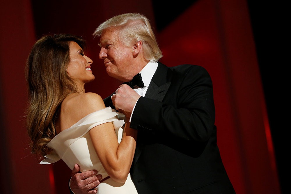 Tân  Tổng thống Mỹ Donald Trump và Đệ nhất phu nhân Melania khiêu vũ trong buổi tiệc mừng nhậm chức của ông Trump ở thủ đô Washington ngày 20/1/2017.