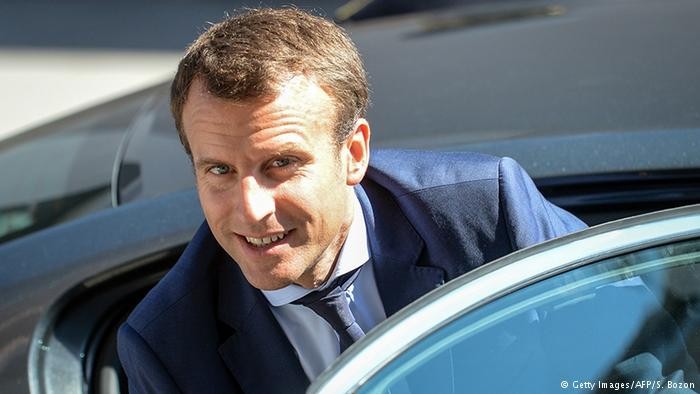 Theo kết quả một cuộc thăm dò dư luận của IFOP, cựu Bộ trưởng Kinh tế Emmanuel Macron (39 tuổi) vượt lên dẫn đầu trong vòng một  bầu cử Tổng thống Pháp vào cuối tháng 4/2017, với sự ủng hộ của 64% những người được hỏi ý kiến. Được biết, ứng viên Macron từng lên tiếng ủng hộ chính sách tị nạn của Thủ tướng Đức Angela Merkel. Ảnh: DW