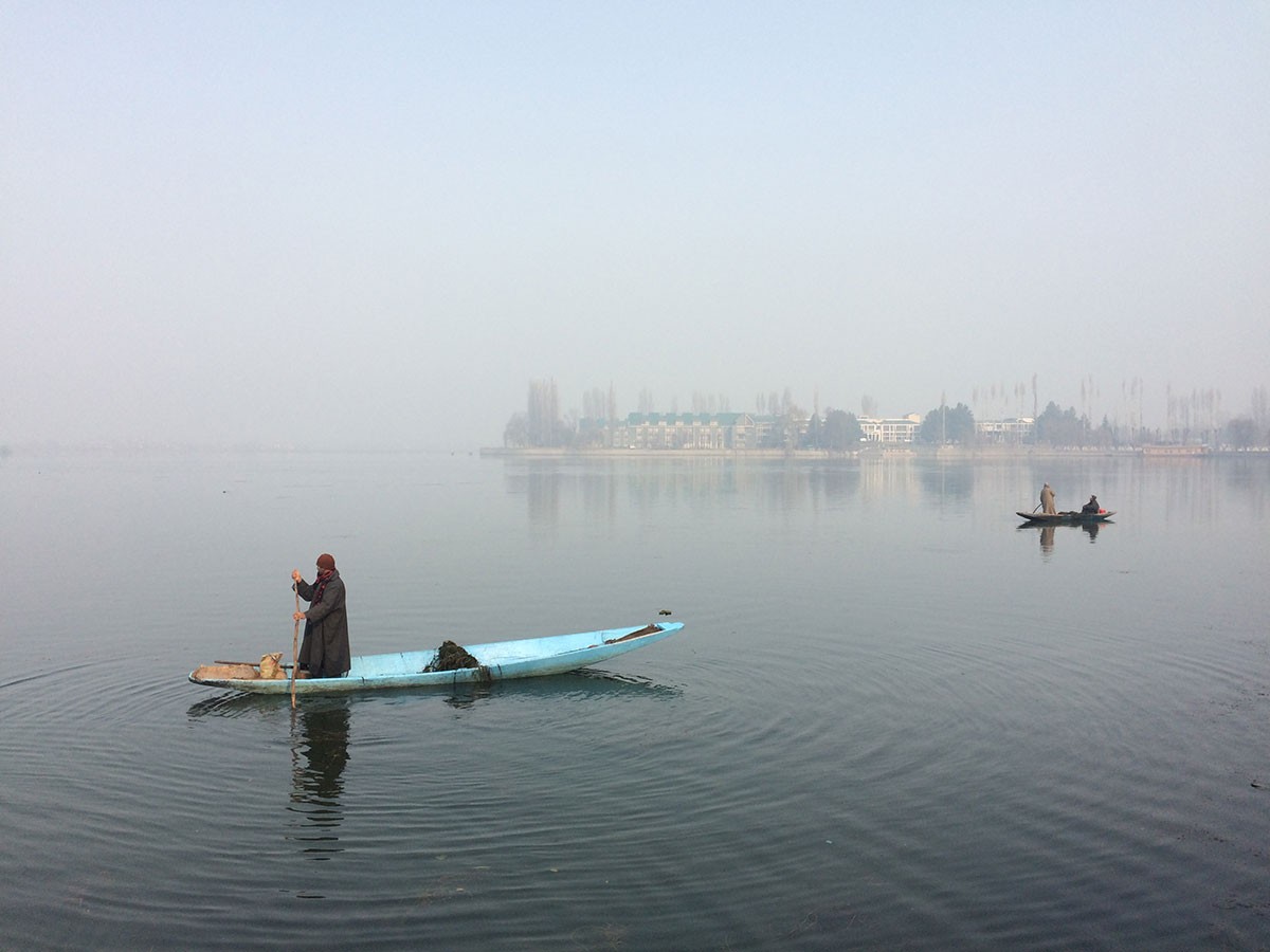 Người dân chèo thuyền trên hồ Dal ở khu vực tranh chấp Kashmir vào buổi sáng. Tình hình căng thẳng vẫn tiếp diễn tại Kashmir, vùng đất tranh chấp giữa Ấn Độ và Pakistan.