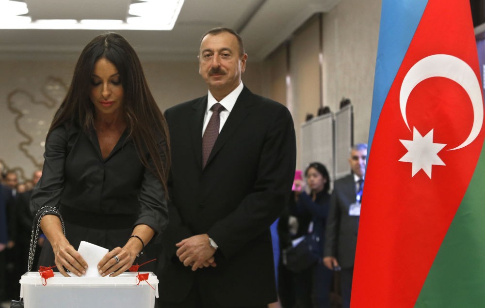 Tổng thống Azerbaijan Ilham Aliyev và  Đệ nhất phu nhân Mehriban Aliyeva tại một điểm bỏ phiếu ở Baku hồi tháng 10/2013.