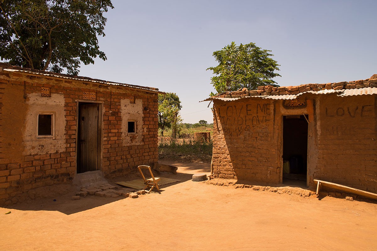 Theo Al Jazeera, hàng trăm bệnh nhân ung thư ở Uganda nằm chờ chết mặc dù họ có thể sống sót nếu được chữa trị kịp thời. Sở dĩ tình trạng này xảy ra là do chiếc máy xạ trị từ xa (EBRT) duy nhất của nước này bị hỏng hồi tháng 4/2016 mà không có thiết bị thay thế.