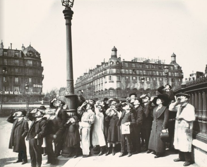 Những bức ảnh của Eugène Atget phần nào giúp độc giả hiểu thêm về  cuộc sống ở thủ đô Paris hàng trăm năm trước. Ảnh: Người dân Paris đứng quan sát hiện tượng nhật thực toàn phần ngày 17/4/1912.