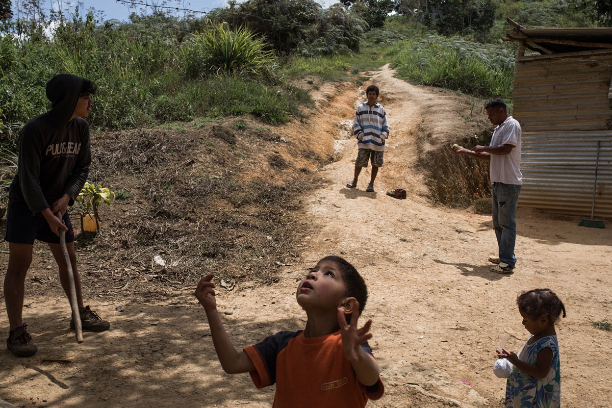 Cuộc  khủng hoảng trầm trọng ở Venezuela thời gian qua đã khiến cuộc sống của người dân nước này lao đao do thiếu hụt nhu yếu phẩm, thuốc men,… trong khi tình trạng bạo lực lan rộng. Ảnh: Các thành viên trong một gia đình đứng trên con đường làng ở El Hatillo ngày 18/3/2017.