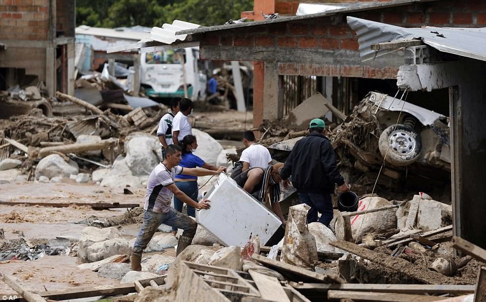 Theo Daily Mail, quân đội Colombia ngày 2/4 thông báo, 254 người thiệt mạng, 400 người khác bị thương và 200 nạn nhân vẫn mất tích trong vụ  lở đất kinh hoàng ở Colombia. Tổng thống Colombia Juan Manuel Santos đã ban bố tình trạng khẩn cấp tại thành phố Mocoa. Ảnh: AP.