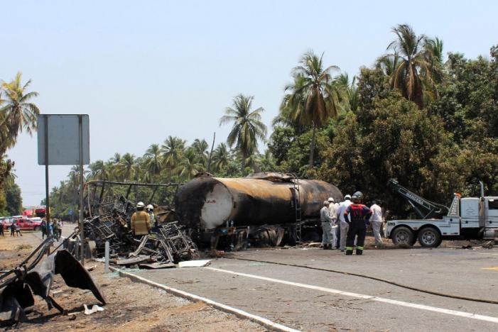 Reuters đưa tin, vụ  tai nạn nghiêm trọng ở Mexico xảy ra tại thị trấn Petacalco thuộc bang Guerrero, giáp ranh với bang Michoacan, ngày 13/4. Ảnh: Reuters.