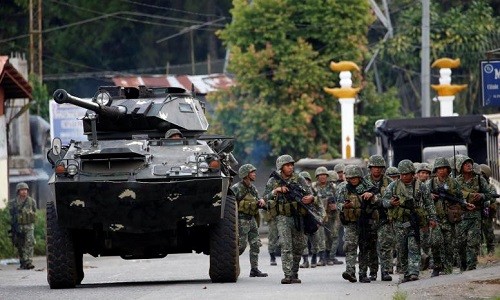 Reuters đưa tin, ngày 28/5,  quân đội Philippines đã triển khai thêm binh sĩ tới Marawi và tiến hành nhiều đợt không kích nhằm tiêu diệt các phần tử khủng bố trong thành phố này. Ảnh: Reuters.