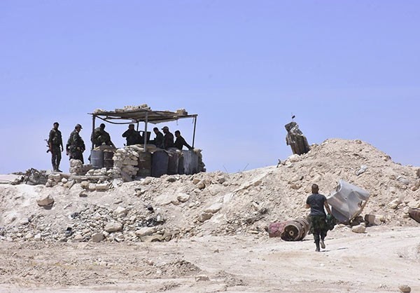 Hãng Fars (Iran) đưa tin,  quân đội Syria ngày 27/5 đã tấn công dồn dập vào các tuyến phòng thủ của phiến quân IS ở phía đông Aleppo, buộc nhóm khủng bố phải rút lui khỏi 10 ngôi làng trong khu vực. Ảnh: FNA.