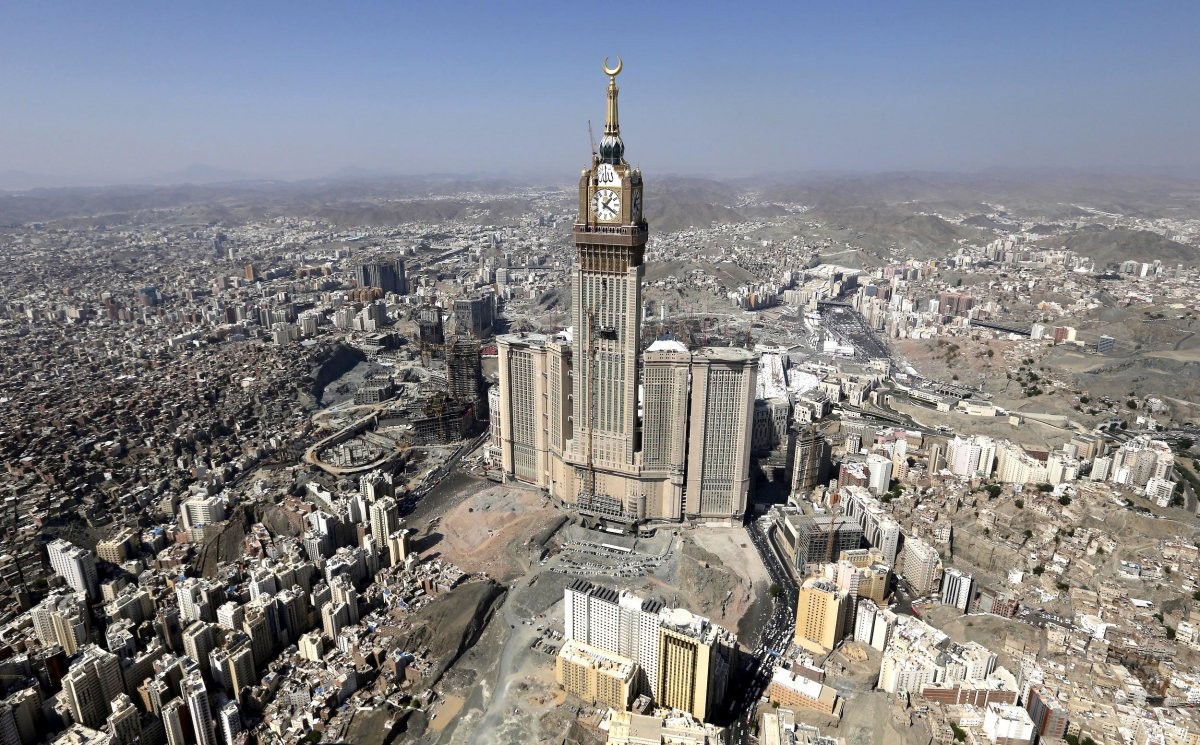 Tháp Abraj Al Bait hay còn được gọi là Tháp đồng hồ Khách sạn hoàng gia Mecca nằm trong số những  tòa nhà chọc trời đắt nhất trên thế giới được xây dựng trong 30 năm qua, với kinh phí xây dựng lên tới 15 tỷ USD. Ảnh: BI.